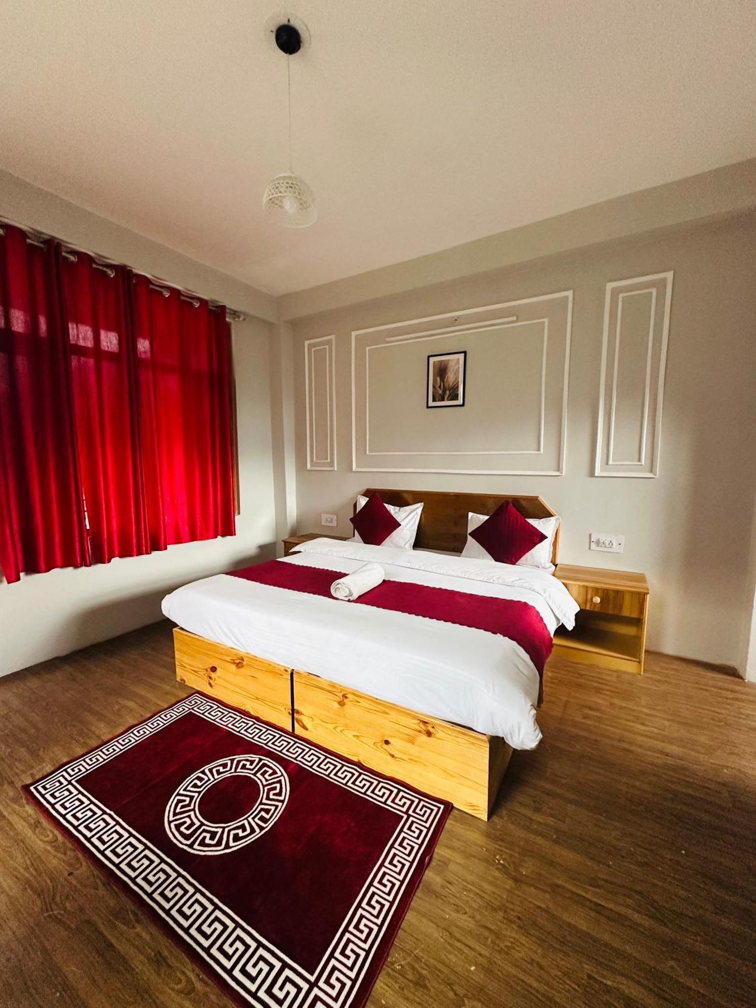 Red House Cafe And Inn Manali  Exterior photo